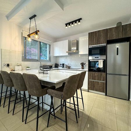 Modern 2Br Apartment With Pool, Veranda & Garden In Paphos Esterno foto
