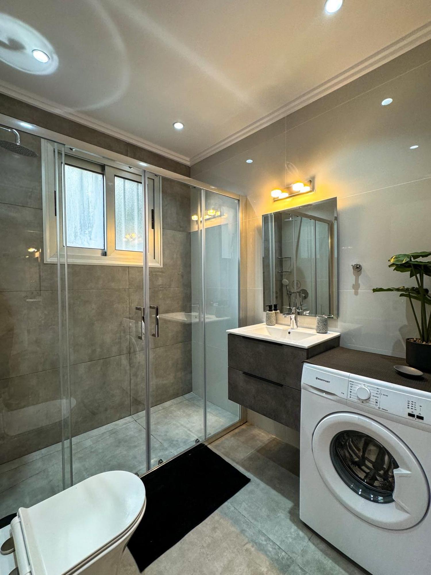 Modern 2Br Apartment With Pool, Veranda & Garden In Paphos Esterno foto