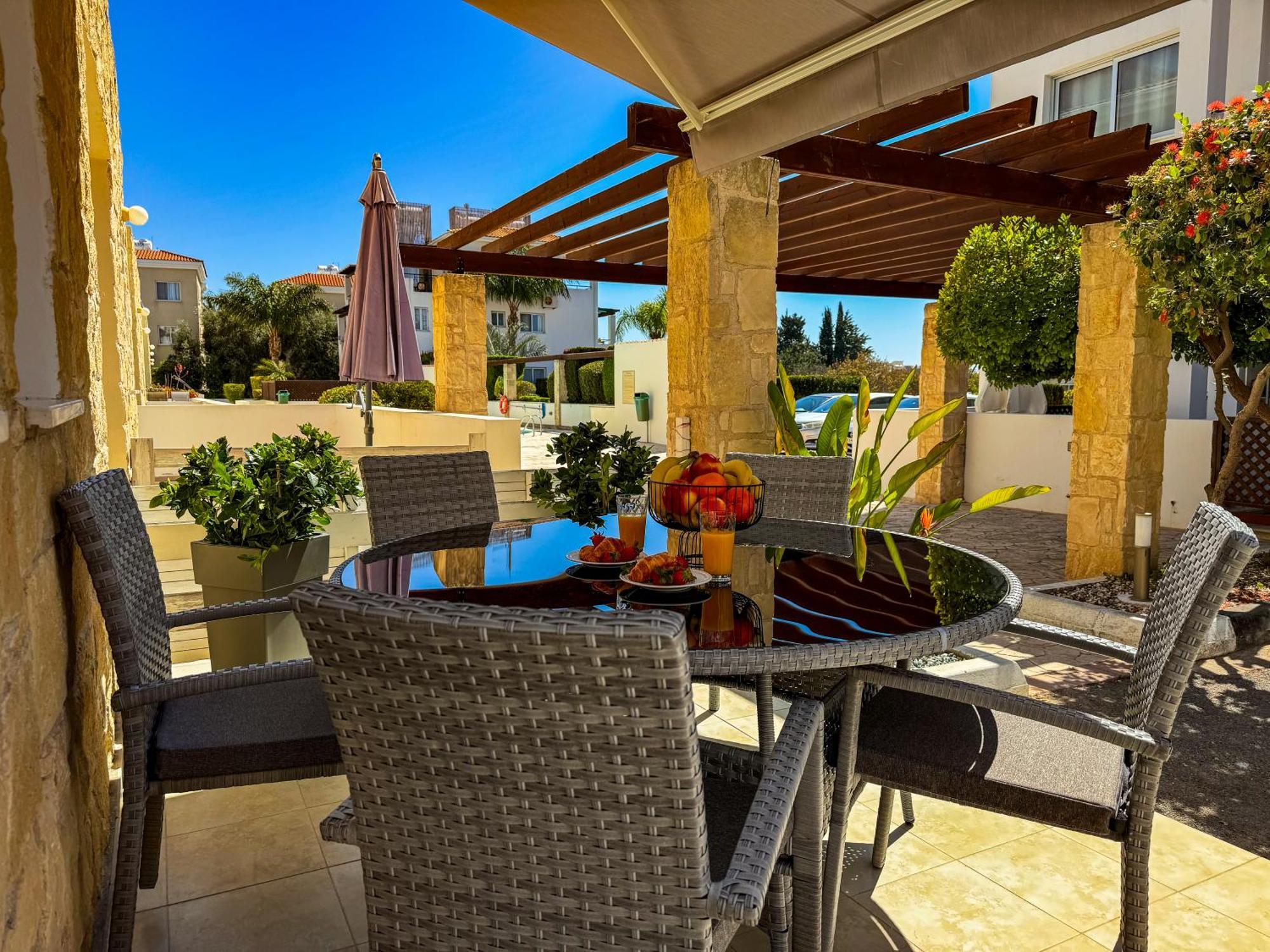 Modern 2Br Apartment With Pool, Veranda & Garden In Paphos Esterno foto