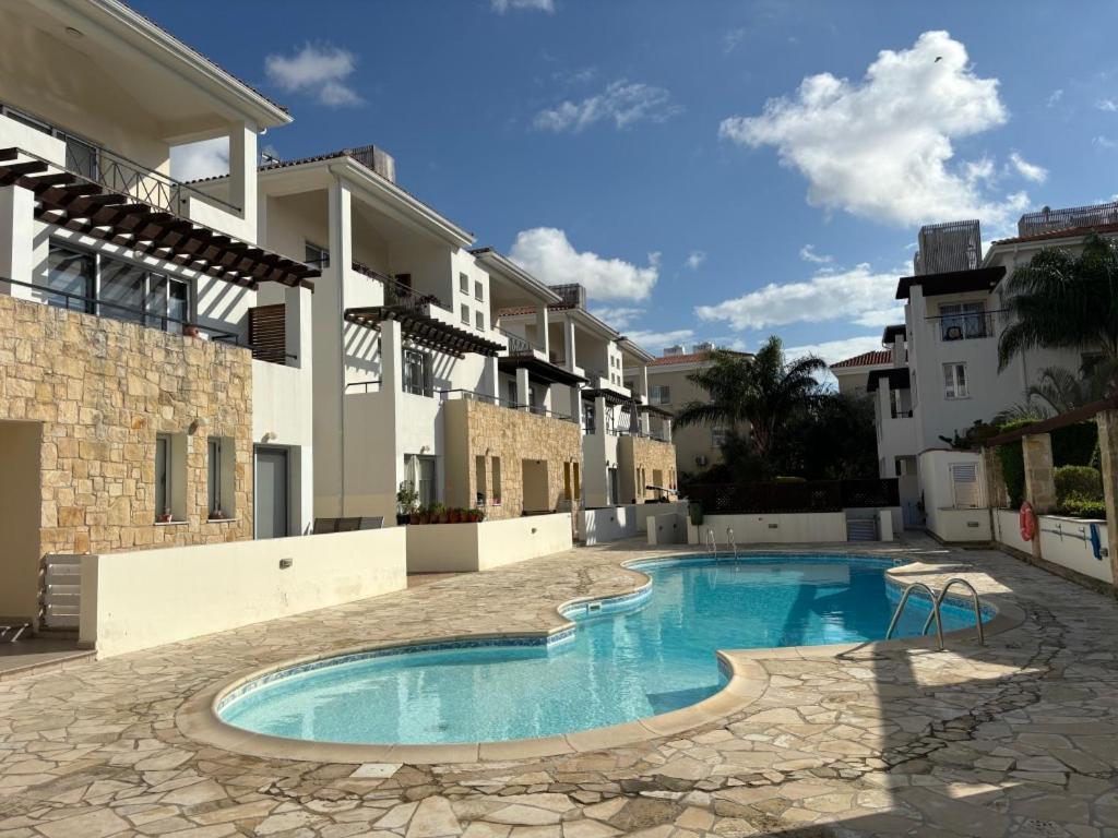 Modern 2Br Apartment With Pool, Veranda & Garden In Paphos Esterno foto