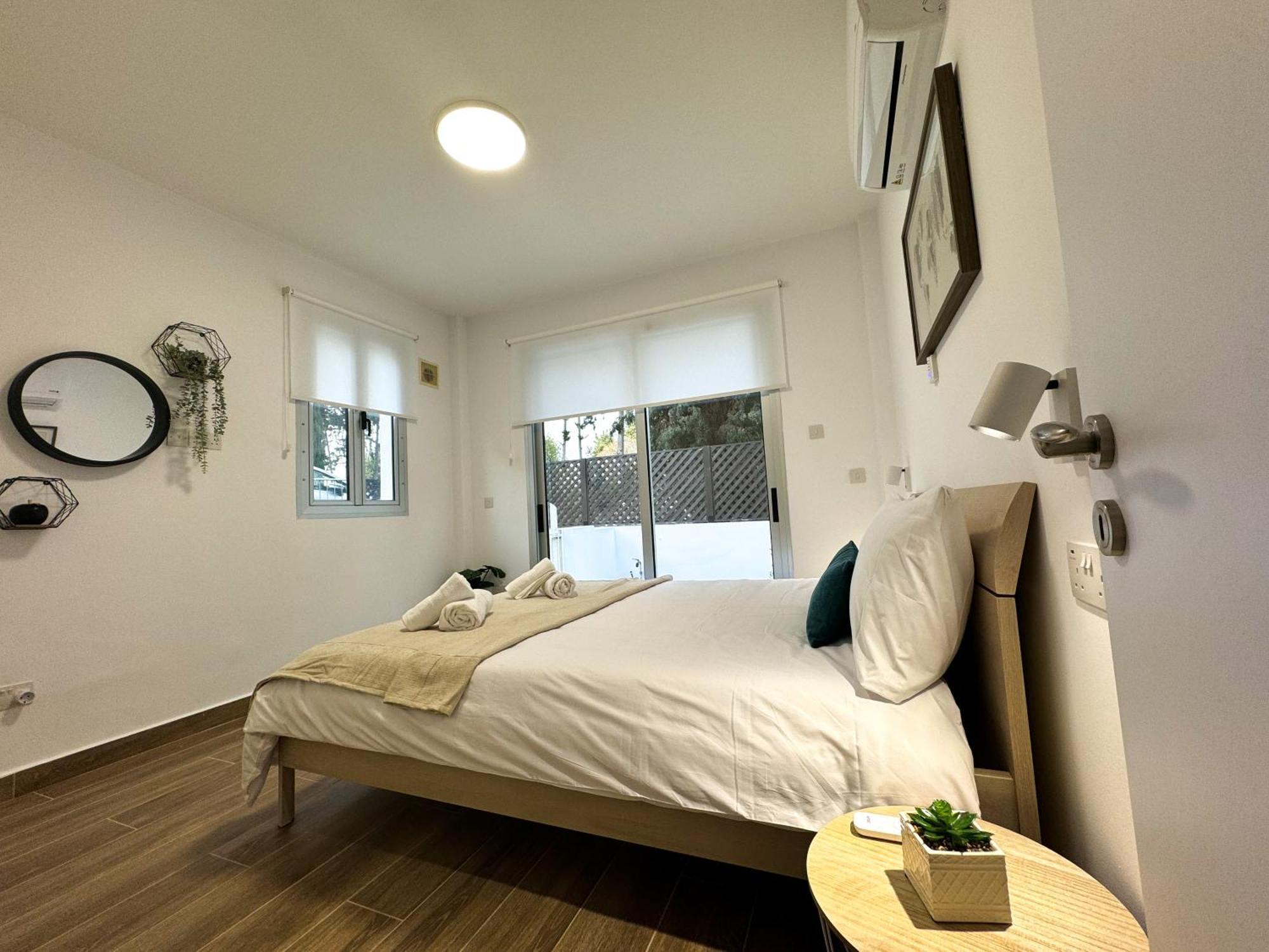 Modern 2Br Apartment With Pool, Veranda & Garden In Paphos Esterno foto
