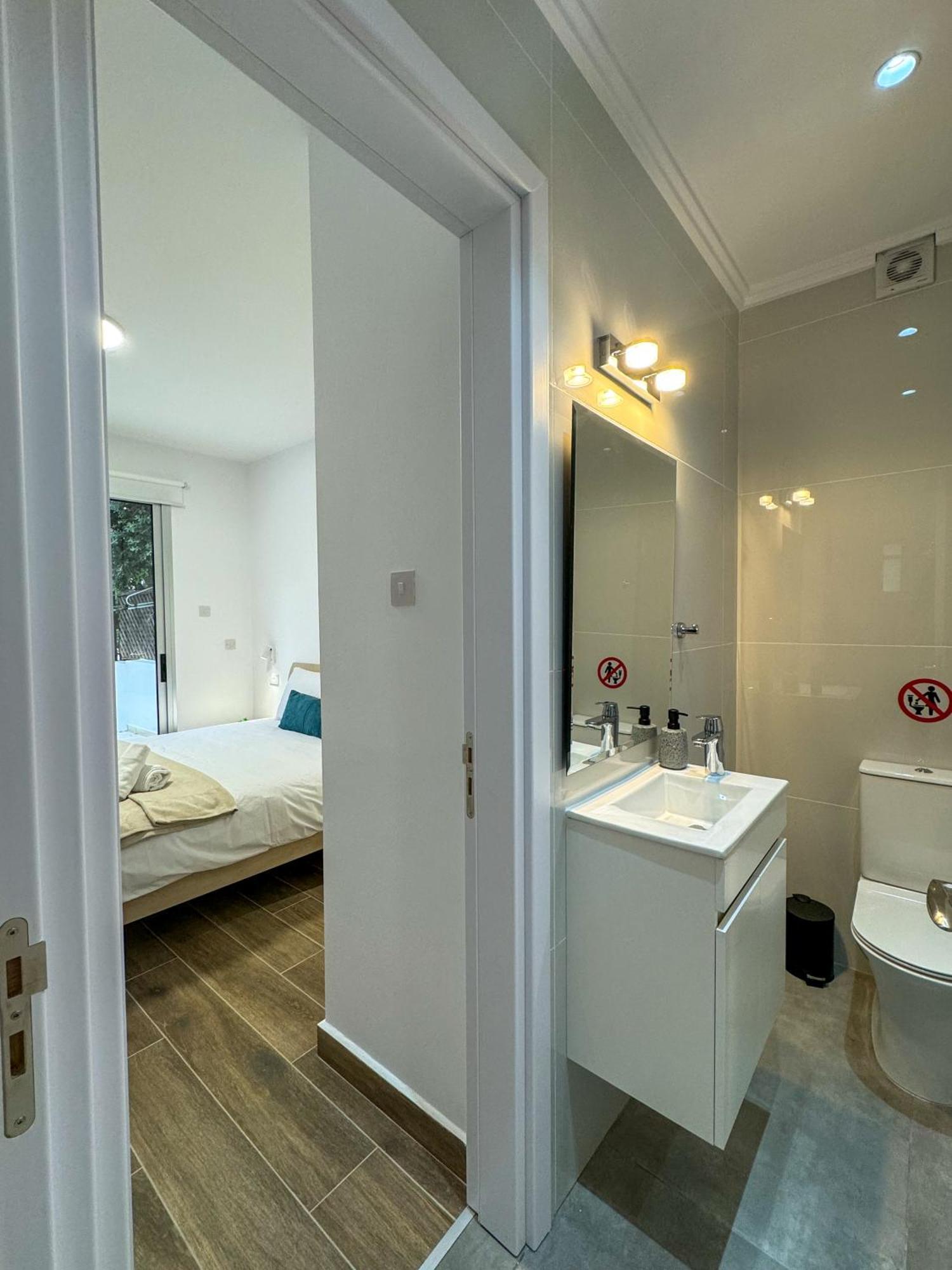Modern 2Br Apartment With Pool, Veranda & Garden In Paphos Esterno foto