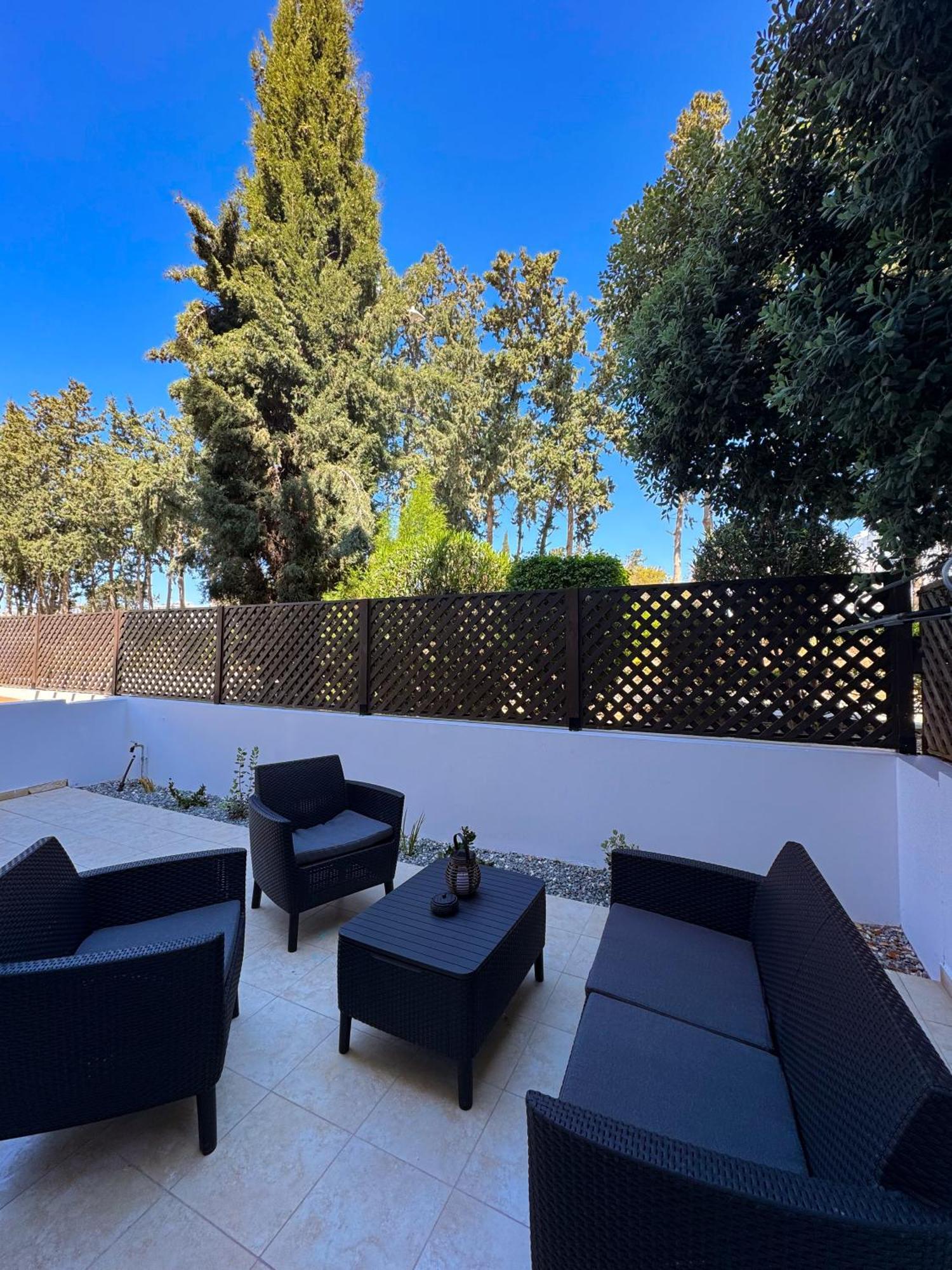 Modern 2Br Apartment With Pool, Veranda & Garden In Paphos Esterno foto